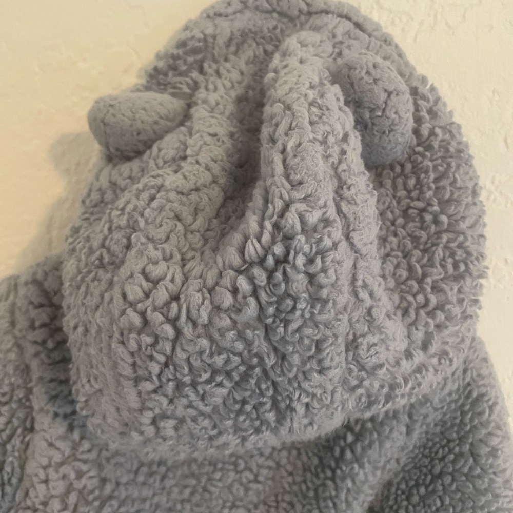 Carter’s fuzzy sweatshirt (12 Months) - Picture 8 of 9